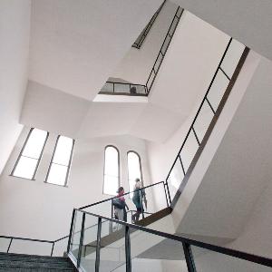 Treppenaufgang in der Universitätsbibliothek im LMU-Hauptgebäude