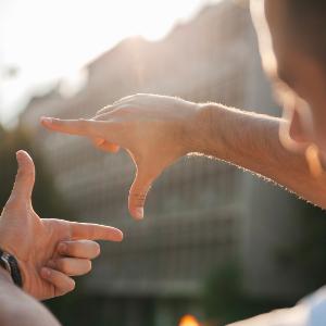 Symbolbild: Mit zwei Händen zum Fokussieren geformtes Quadrat