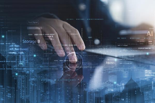 Symbolbild: Computerprogrammierer beim Programmieren auf einem modernen Computer mit künstlicher Intelligenz