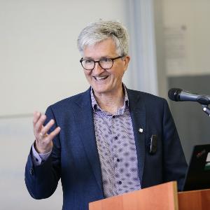 Markus Vogt setzt den Auftakt für den Abend mit einleitenden Worten zum Münchener Zentrum für Nachhaltigkeit sowie den beiden Referierenden Jens Kersten und Felix Heidenreich. | © Valerio Agolino Fotograf Markus Vogt setzt den Auftakt für den Abend mit einleitenden Worten zum Münchener Zentrum für Nachhaltigkeit sowie den beiden Referierenden Jens Kersten und Felix Heidenreich.