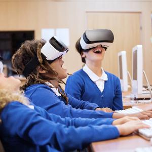 Kinder im Unterricht mit VR-Brillen | © iStock