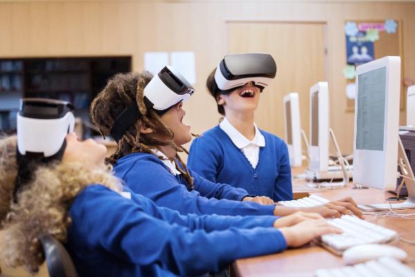 Kinder im Unterricht mit VR-Brillen | © iStock