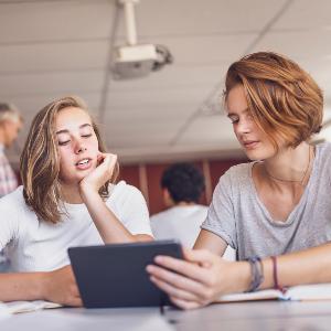 Zwei Studentinnen mit Tablet | © iStock