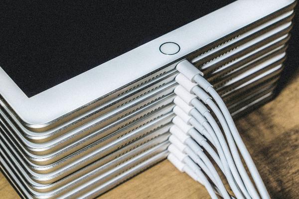 Gestapelte Tablets | © Mika Baumeister, pixabay