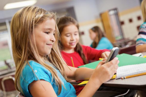 Kinder im Unterricht | © iStock