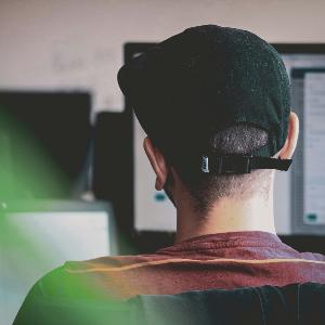 Student arbeitet am Computer | © sigmund, unsplash