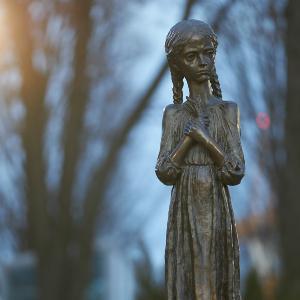 Holodomor-Gedenken, Statue eines hungernden Mädchens, Kyiv: https://commons.wikimedia.org/w/index.php?curid=84385338