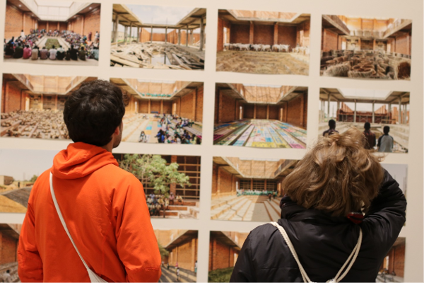 Menschen vor Bildern auf der Biennale