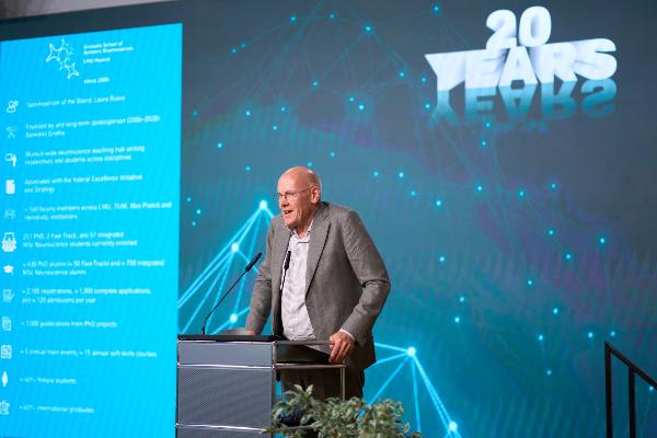 Prof. Benedikt Grothe was honoured for his pioneering work as founder of GSN and MCN