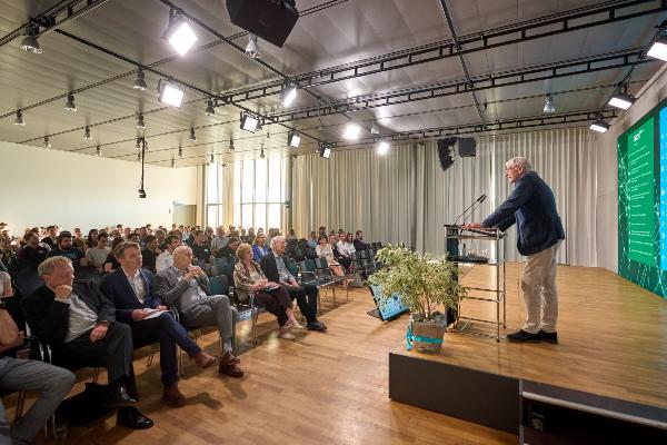 Prof. Wolf Singer speaking to the achievements of the two institutions