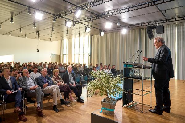Prof. Mark Hübener complemented the evening with a speech as well