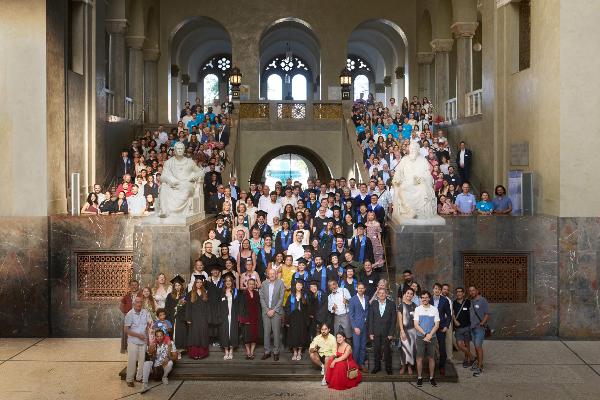 Group picture of graduates and guests on the Lichthof stairs of the LMU