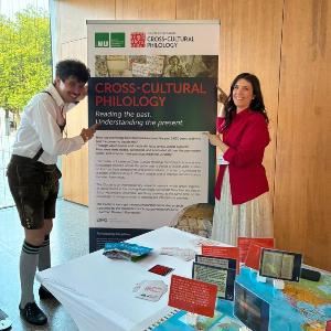 Matthias Laufhütte und Giulia Lentini, die auf das Cross-Cultural Philology Plakat zeigen