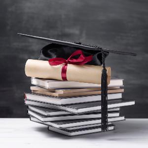 Doktorhut, Bücher und Urkunde, https://de.freepik.com/fotos-kostenlos/abschlusszeugnis-aus-der-naehe_13561243.htm#fromView=search&page=1&position=33&uuid=afcef5b8-2071-423c-a0c0-3bbbecd462ed&query=Doktorarbeit