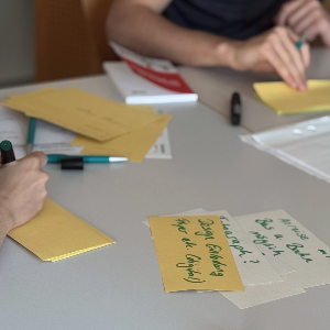Tisch im Seminarraum mit Arbeitsmaterialien