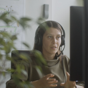 Eine Lehrende berät online. | © PROFiL Eine Lehrende berät online.