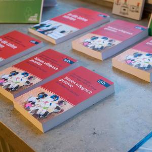Lehrbücher zur Lehre liegen auf einem Tisch | © PROFiL Lehrbücher zur Lehre liegen auf einem Tisch