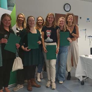 Studierende mit Abschlussmappe
