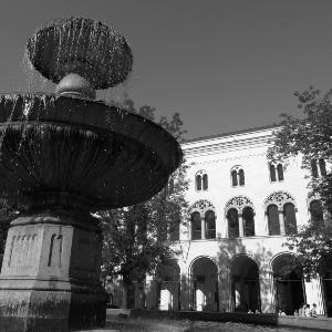 Brunnen vor Hauptgebäude