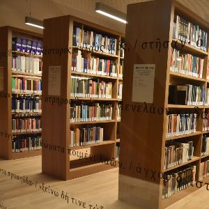 Eine Glaswand des Philologicums der LMU