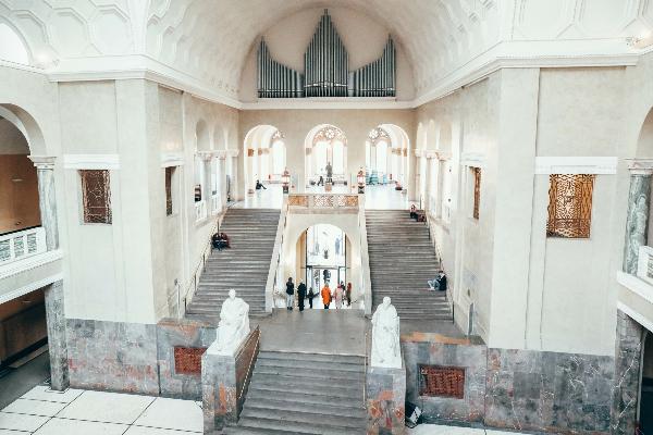 View into the atrium of the LMU main buidling
