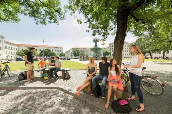 Students in front of the fountain on the Geschwister-Scholl-Platz
