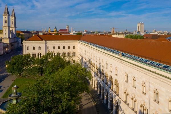 Hauptgebäude und Geschwister-Scholl-Platz von oben
