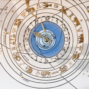 Wanduhr in der großen Aula im LMU Hauptgebäude