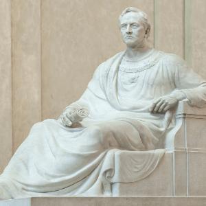 Statue von König Ludwig I. von Bayern im Lichthof der LMU