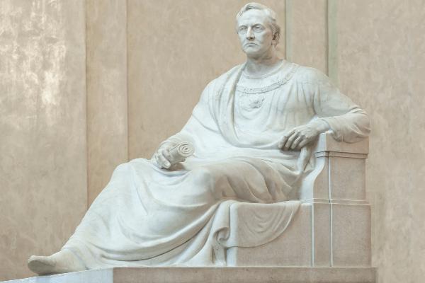 Statue von König Ludwig I. von Bayern im Lichthof der LMU | © LMU Statue von König Ludwig I. von Bayern im Lichthof der LMU