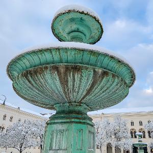 Brunnen am Geschwister-Scholl-Platz in winterlicher Stimmung