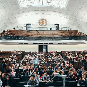 A lecture in the main auditorium of the LMU main building filled with many students. | © Katharina Vukadin A lecture in the main auditorium of the LMU main building filled with many students.