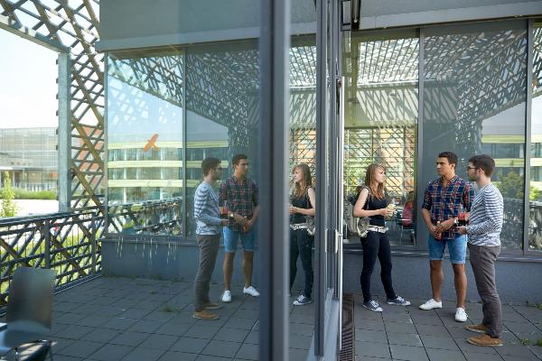Studierende am Campus Großhadern/Martinsried | © Jan Greune / LMU Studierende am Campus Großhadern/Martinsried