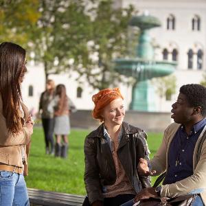Several people on front of a fountain on a square | © Jan Greune / LMU Several people on front of a fountain on a square
