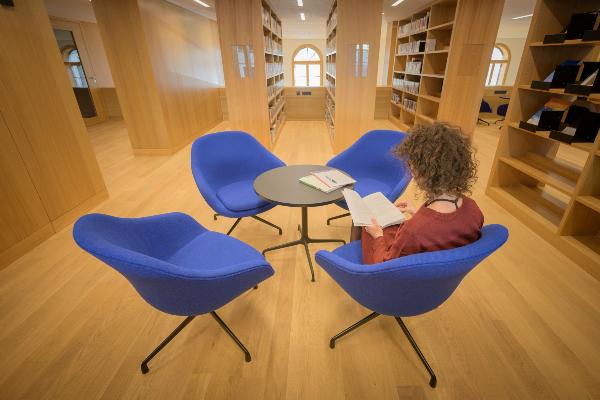 Eine Studentin liest in einem Arbeitsbereich des Philologicums | © LMU Eine Studentin liest in einem Arbeitsbereich des Philologicums