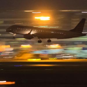 Ein Flugzeug, welches nachts abfliegt.