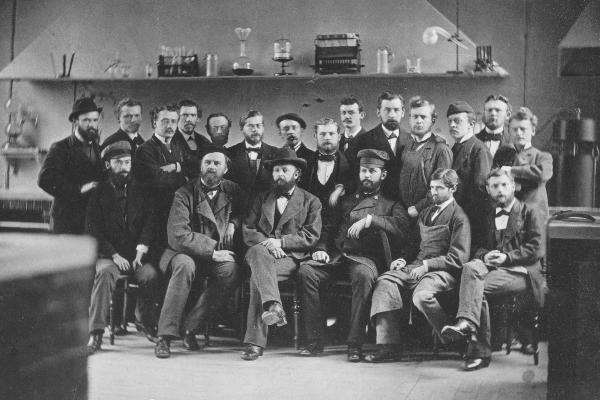 Alte Fotografie von Adolf von Baeyer mit seinen Studenten und Kollegen