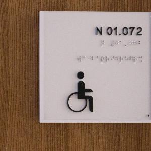 Schild mit einer Raumnummer und einer Grafik eines Rollstuhlfahrers | © Ludwig-Maximilians-Universität (LMU) München Schild mit einer Raumnummer und einer Grafik eines Rollstuhlfahrers