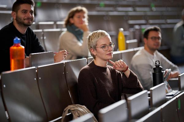 Deutschlandstipendiaten der LMU in einem Hörsaal, im Vordergrund Ina Brechenmacher | © LMU / Jan Greune Deutschlandstipendiaten der LMU in einem Hörsaal, im Vordergrund Ina Brechenmacher