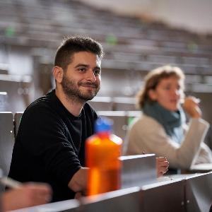 Deutschlandstipendiaten der LMU in einem Hörsaal, im Vordergrund Thomas Breslauer