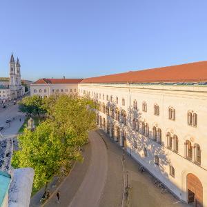 LMU-Hauptgebäude und Geschwister-Scholl-Platz im Sommer | © LMU LMU-Hauptgebäude und Geschwister-Scholl-Platz im Sommer