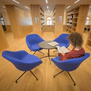 Eine Studentin liest in einem Arbeitsbereich des Philologicums