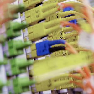 Kabel in gelber, grüner und orangen Farbe.