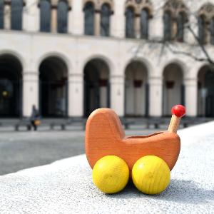 Ein Kinderwagen als Spielzeug. | © LMU Ein Kinderwagen als Spielzeug.