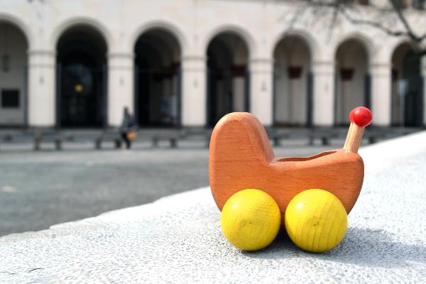 Ein Kinderwagen als Spielzeug.