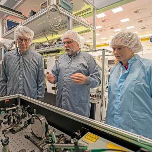 v.l.n.r. Staatsminister Markus Blume, Prof. Dr. Stefan Karsch (LMU), Heike Freund (COO Marvel Fusion)