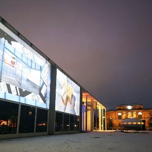 Licht- und Videoinstallationen von Künstlerin Betty Mü vor der Pinakothek der Moderne