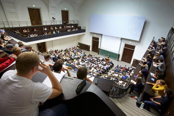 Blick in eine Vorlesung im Audimax der LMU.
