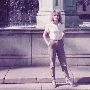 Alte Fotografie einer Studentin vor dem Brunnen der LMU am Geschwister-Scholl-Platz.