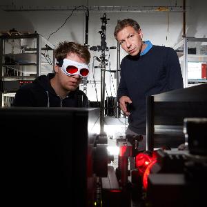 Experimente mit optisch aktiven Nanomaterialien: Alexander Högele und Mitarbeiter Jonathan Förste im Spektrometrielabor.